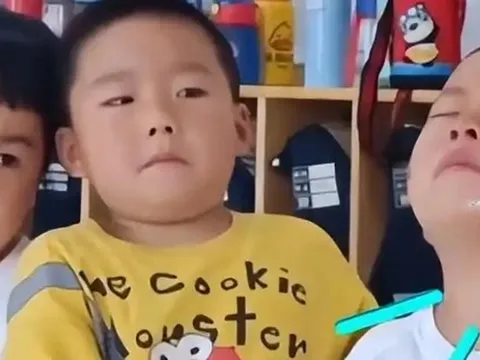 Đứa trẻ đi học về nói: "Cô dùng xẻng đánh con" - Cả nhà chạy đến trường hỏi tội, sự thật xót xa