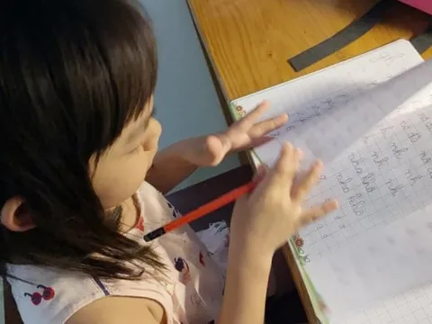 Từ 15/12/2025, cưỡng ép con học tập quá sức bị phạt tới 10 triệu đồng