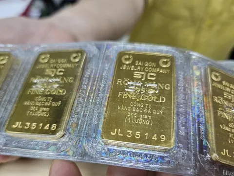 Tối 4-11, giá vàng thế giới rơi thẳng đứng