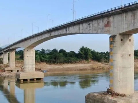 Thủ tướng: Tính phương án xây dựng cầu Sông Lô mới trong điều kiện khẩn cấp