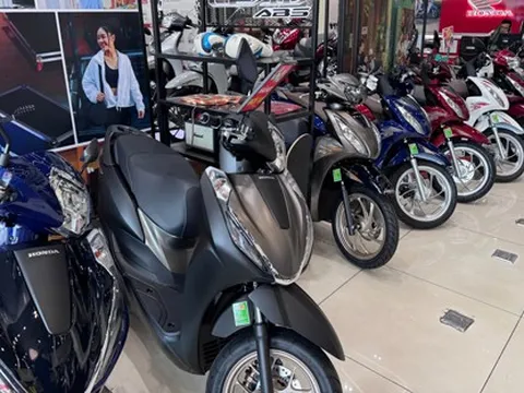 Xe máy Honda tăng giá, các hãng khác giảm