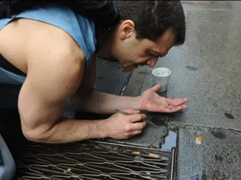 Phát hiện rất nhiều vàng trong các rãnh cống trên vỉa hè