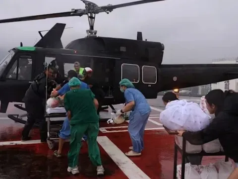 Số người chết trong lũ lụt tăng mạnh, Thái Lan điều trực thăng sơ tán bệnh nhân