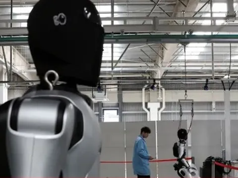 Công nghệ 29/11: Trung Quốc dùng robot hình người hỗ trợ thủ tục xuất nhập cảnh