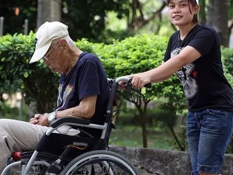 Giúp việc được trả lương 50 triệu/ tháng chỉ để “cứu” cụ ông nhu cầu bị bỏ quên của tuổi già