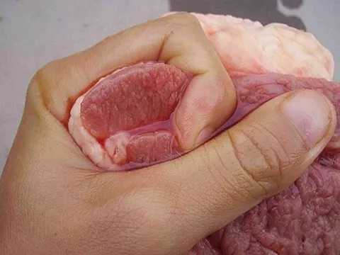 Đi chợ gặp thịt lợn có 5 dấu hiệu này hãy bỏ qua luôn, tuyệt đối không mua