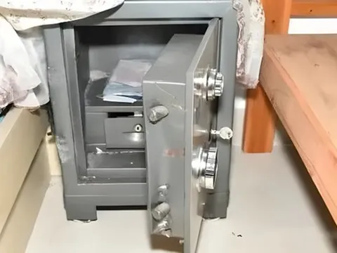 Đi làm xa gửi về nhà 33 triệu/tháng, người đàn ông chết lặng phát hiện ra bí mật trong két sắt