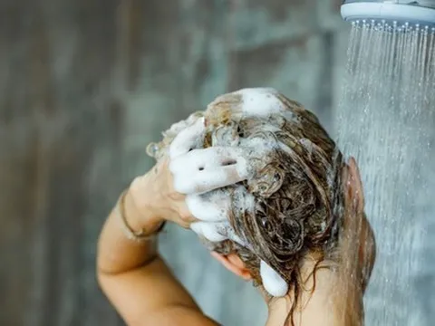 Nên gội đầu trước hay tắm trước? Tưởng đơn giản nhưng hóa ra lâu nay nhiều người đã làm sai