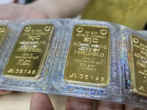 Giá vàng hôm nay 1-12: Vừa mở cửa đã lập kỷ lục mới