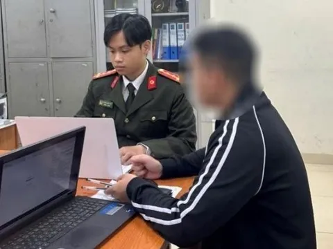 Đúng 23h50, công an Hà Nội ập vào một khách sạn tại phường Bồ Đề