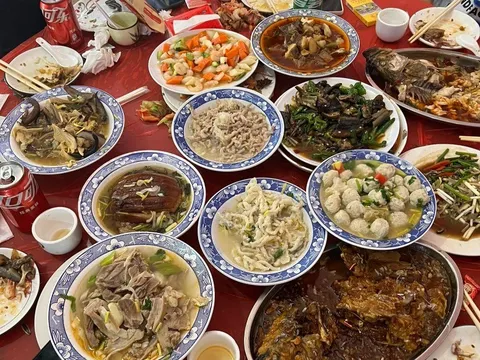 Đi làm shipper mà về quê “nổ” làm giám đốc: Sự thật hé lộ qua tờ thanh toán tiệc tất niên