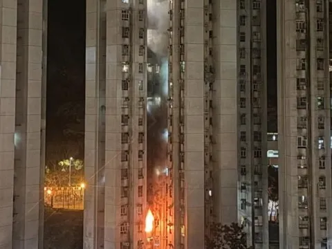 Cháy chung cư ở Hong Kong (Trung Quốc) giữa đêm, có người bị thương, hơn 100 người tháo chạy trong đêm