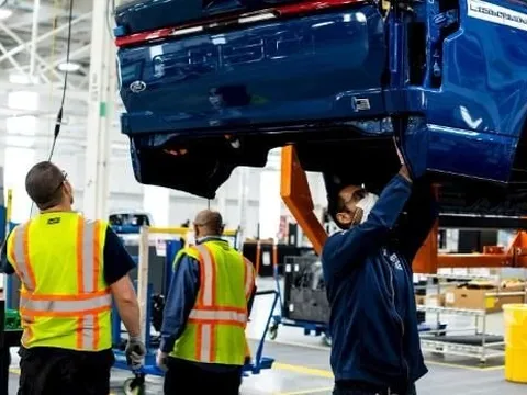 Thời hoàng kim của xe xăng quay trở lại: Loạt hãng lớn từ bỏ xe điện vì không thể bù lỗ, người dân thờ ơ với EV vì trợ cấp không còn